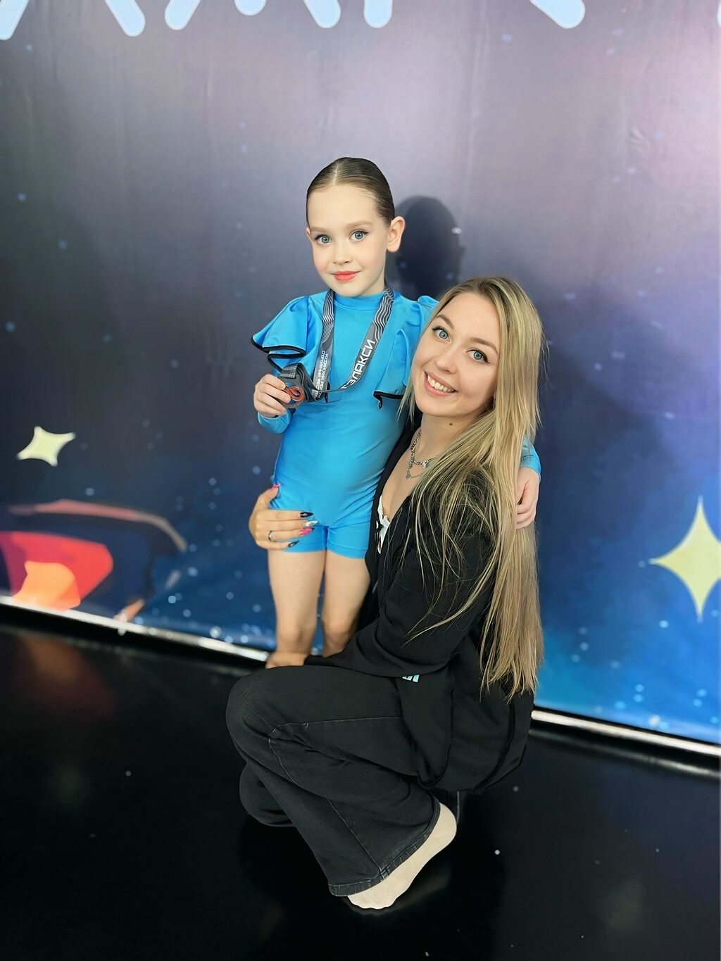 Кристина Герасименко с ученицей в сценическом костюме у фотозоны турнира